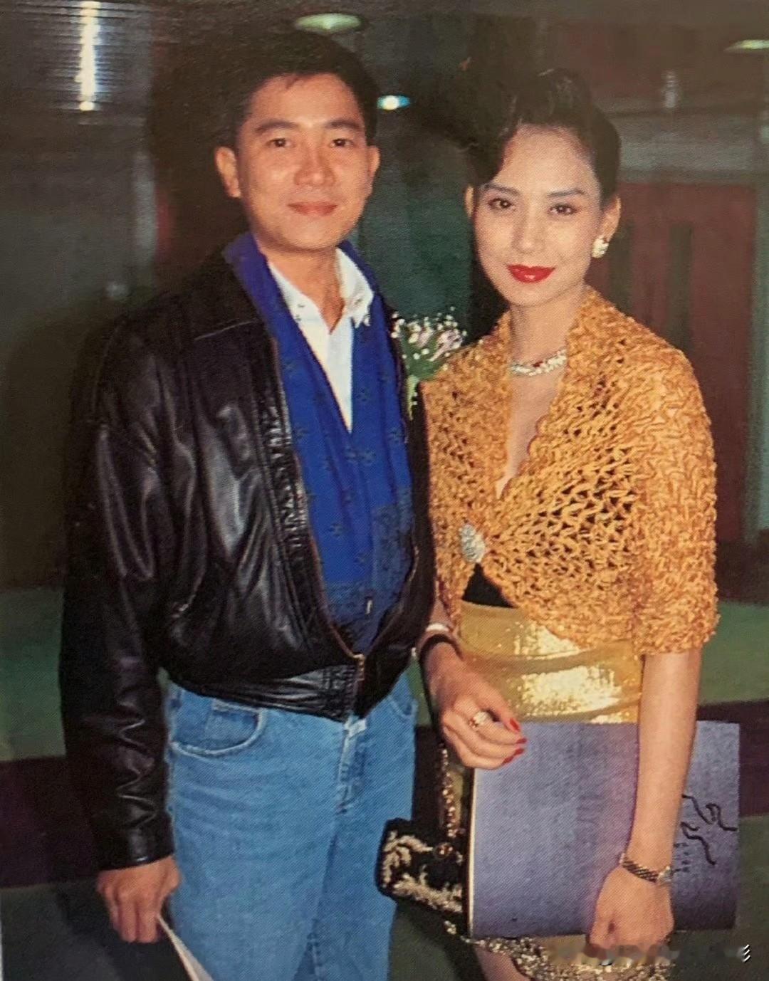 陈百强合影系列📽️「天生贵气」——
Danny（陈百强）往那儿一站，温文尔雅的