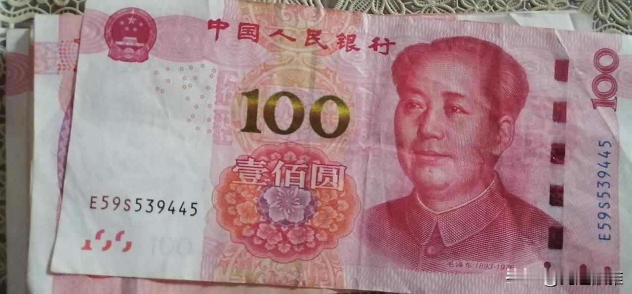 我的退休金是每月10号发，这个月10号是星期天，星期天是机关单位休息的日子。
所