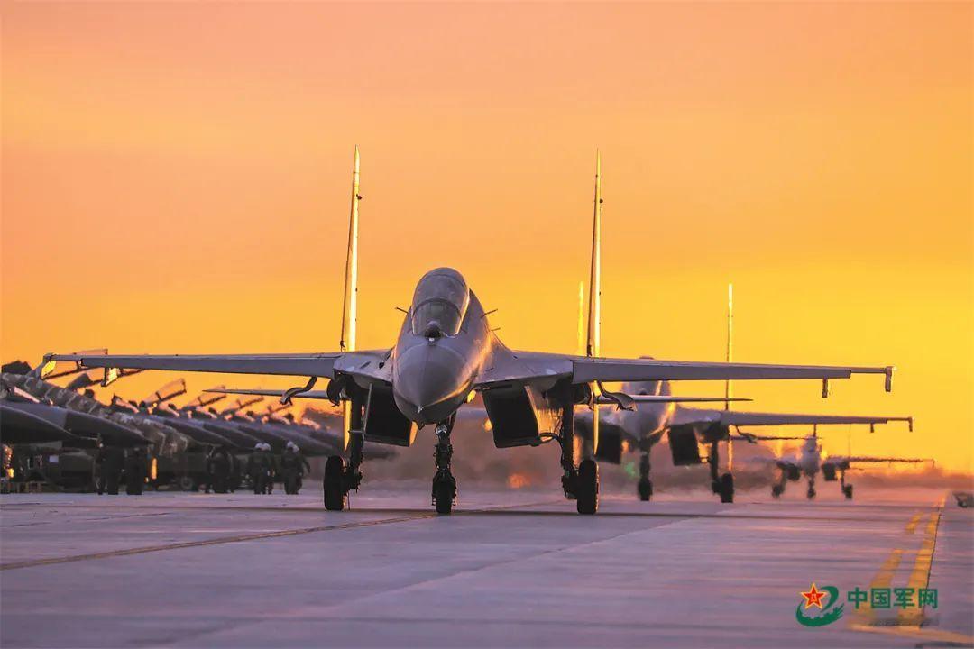 空军某飞行学院开展飞行训练。 歼-11B/BS机队解放军报特约记者 崔保亮摄 ​