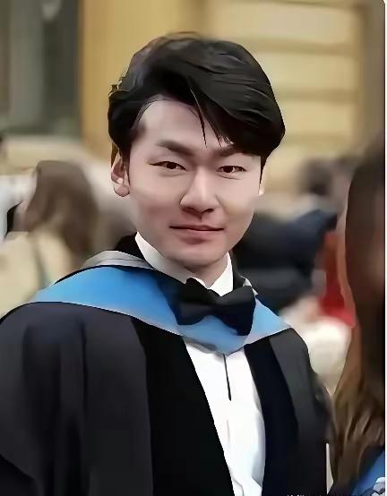 【你服不服？】
老父亲精心安排
上了伦敦国王学院，
27岁当上985名校副主任，