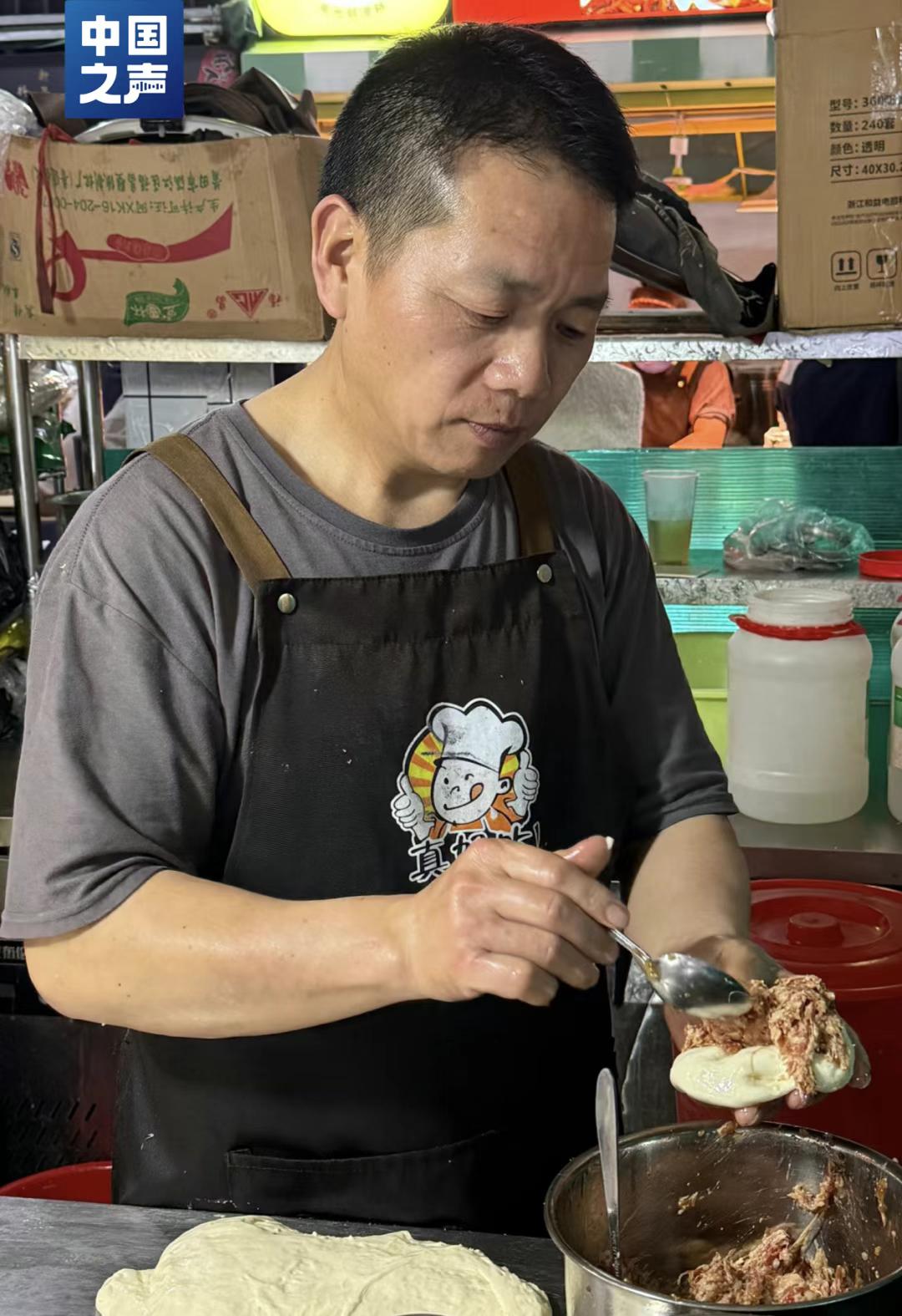 “看哭了！”福建，一校门口摆摊大叔不幸患癌，无奈转让摊位。大叔刚回去治病，一整条