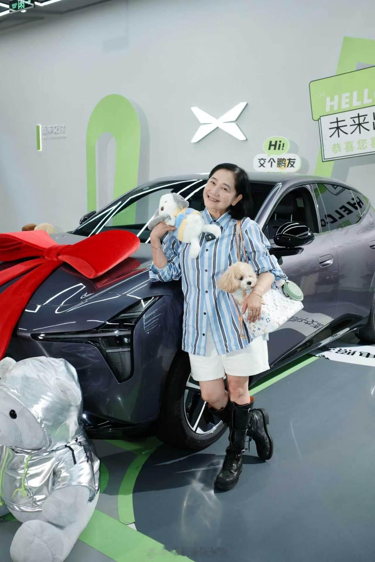 欧阳娜娜妈妈提车也要等1个多月欧阳娜娜安利妈妈MONA智能辅助驾驶因为欧阳娜娜的