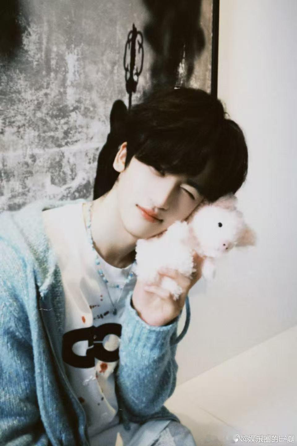 邓佳鑫周深能不能把合作当个事办 邓佳鑫是真的很懂舞台，盼着和周深合作的样子，看得