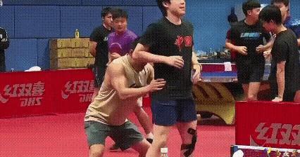 终于知道头哥为什么要换体能教练了，看看新体能教练这强壮的肱二头肌，拉着头哥都有点