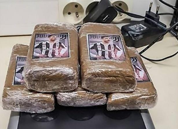 哈兰德头像被印在毒品包装上¹ 拉美毒贩子很喜欢这么干，往往谁最火印谁的头像！所以