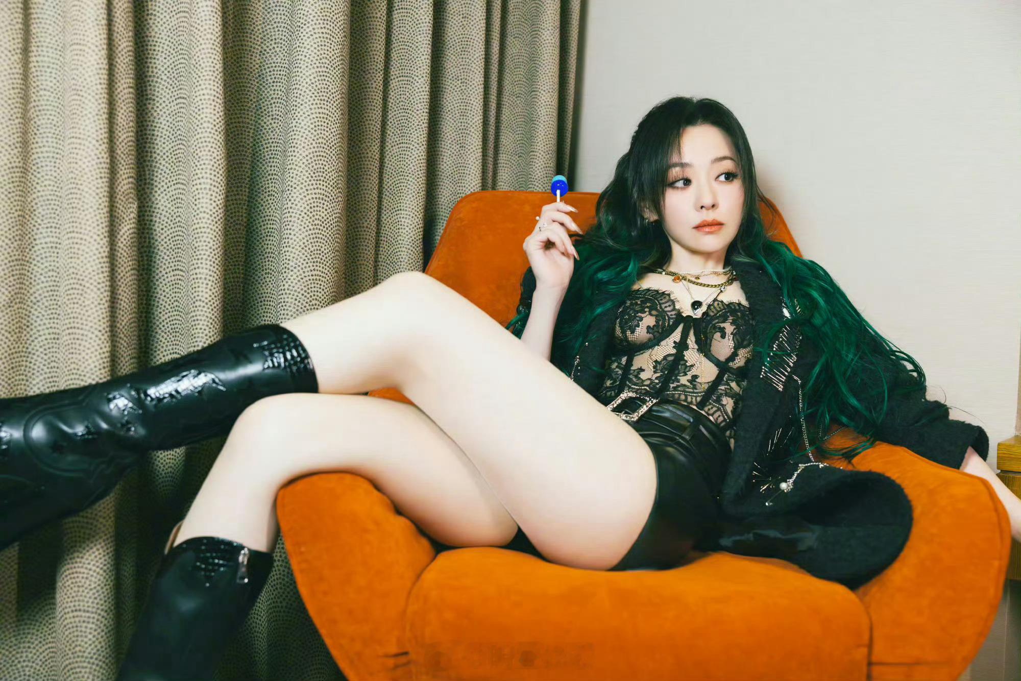 张靓颖腿好白啊 ​​​