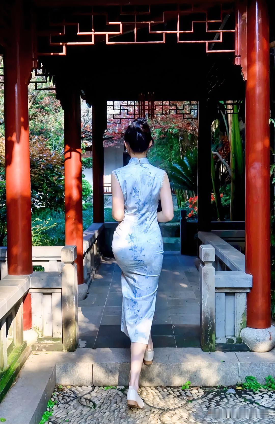 风把夏的尾巴轻轻卷走，云把天的颜色慢慢洗高。不追繁花余温，不问落叶归处，只把日子
