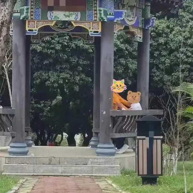 女子和男友一起生活了两个月十六天零十二个小时。
之后，他们分手了。
女子向男友索