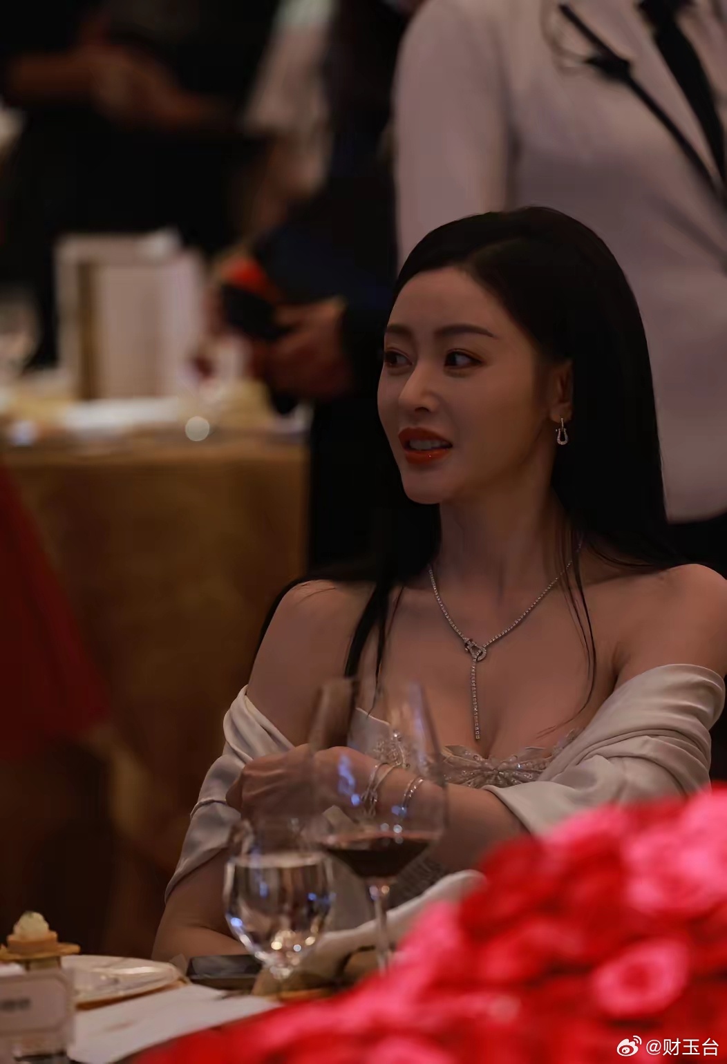 张天爱变样了看了一圈对比，真心没觉得哪儿变了，更没到“认不出”的程度，还是那么的