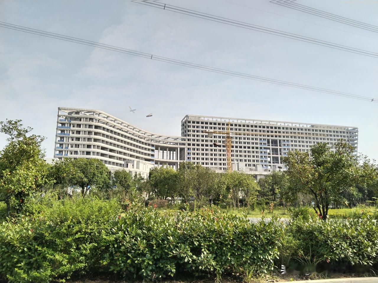 这家医院还没有复工吗？
今天路过位于九华白石东路的湖南肿瘤医院，发现这家医院依然