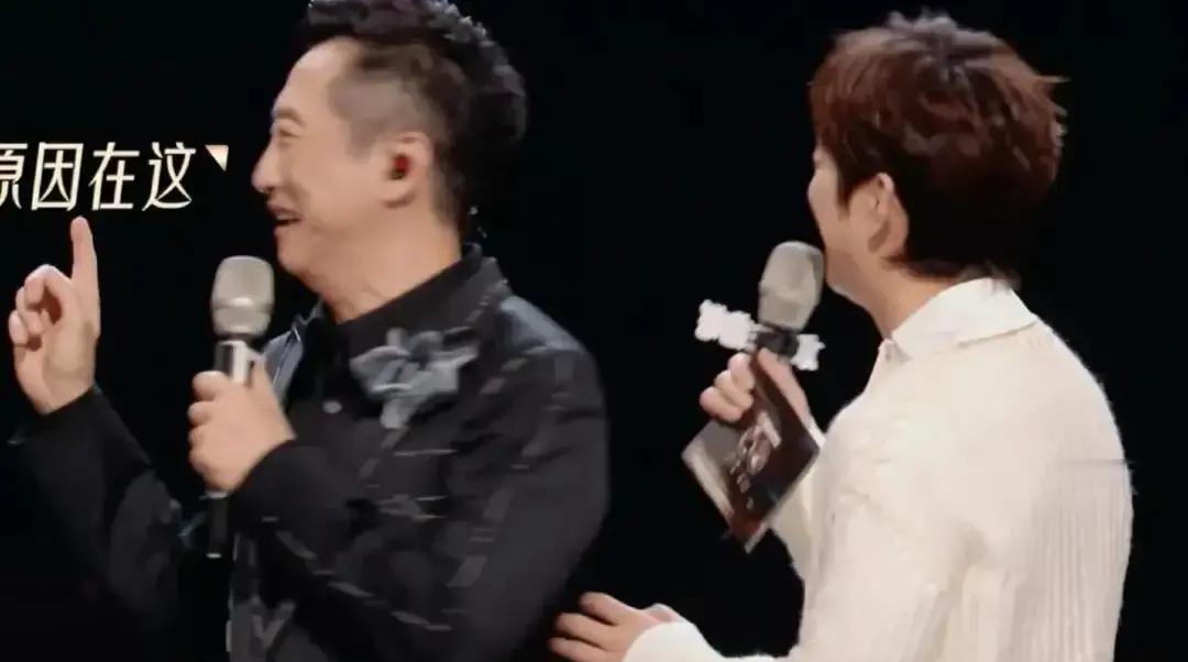 火锅店最角落，油渍斑驳的桌上，王菲笑到仰头，庾澄庆憋着嘴角。28年了，没变。
狗