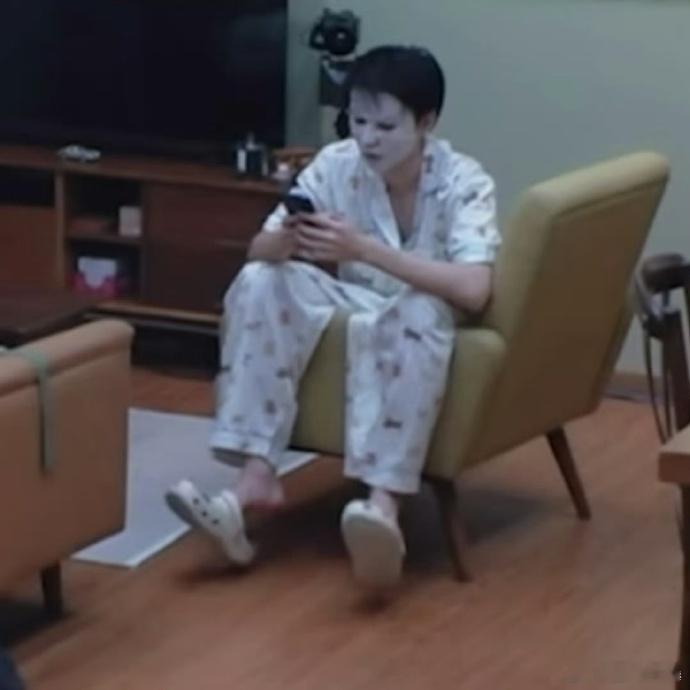 王俊凯穿睡衣敷面膜我和王俊凯的唯一共同点在这~这样的居家小凯不就是更有男友感了吗