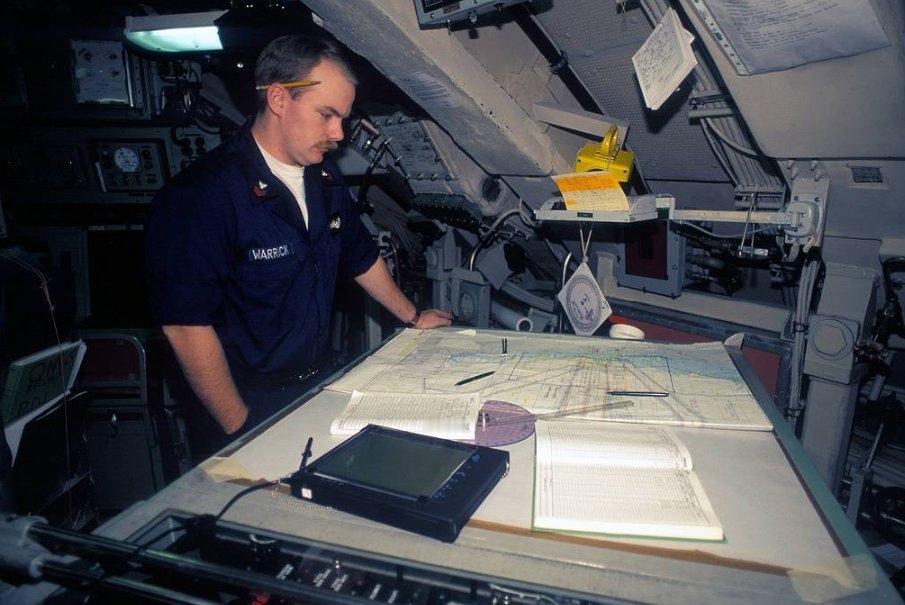 电子海图VS纸质海图和铅笔追踪位置、过程。（图一）俄亥俄级潜艇控制室绘图站（20