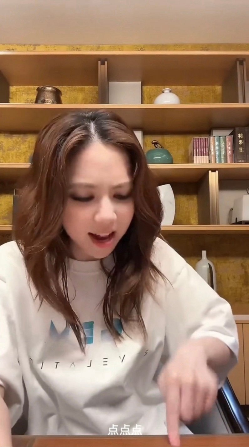 邓紫棋说抢不到票就用力点点点 三个月前的直播现在看还是好戳！邓紫棋为粉丝抢票急得