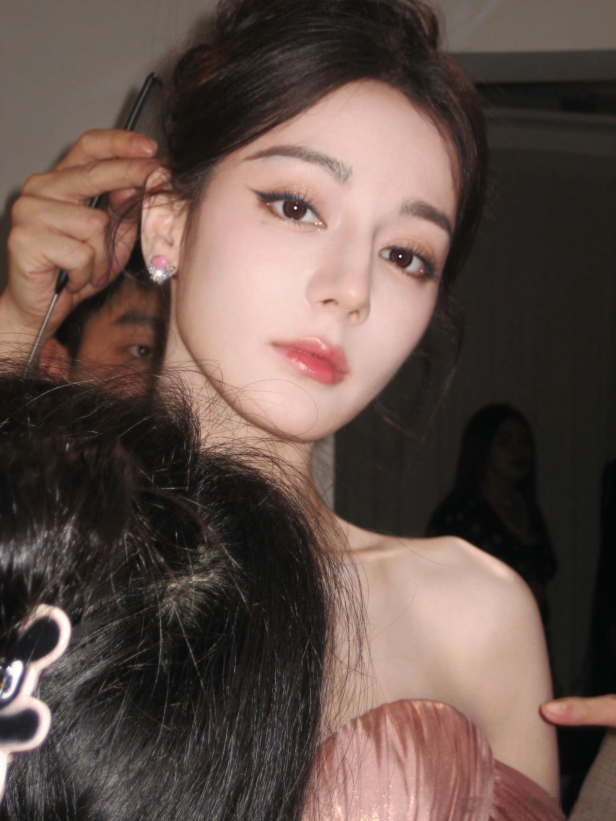 #迪丽热巴慕胥辞海报造型#糊图就不看了，看不出来美貌！直接期待一下迪丽热巴新剧吧