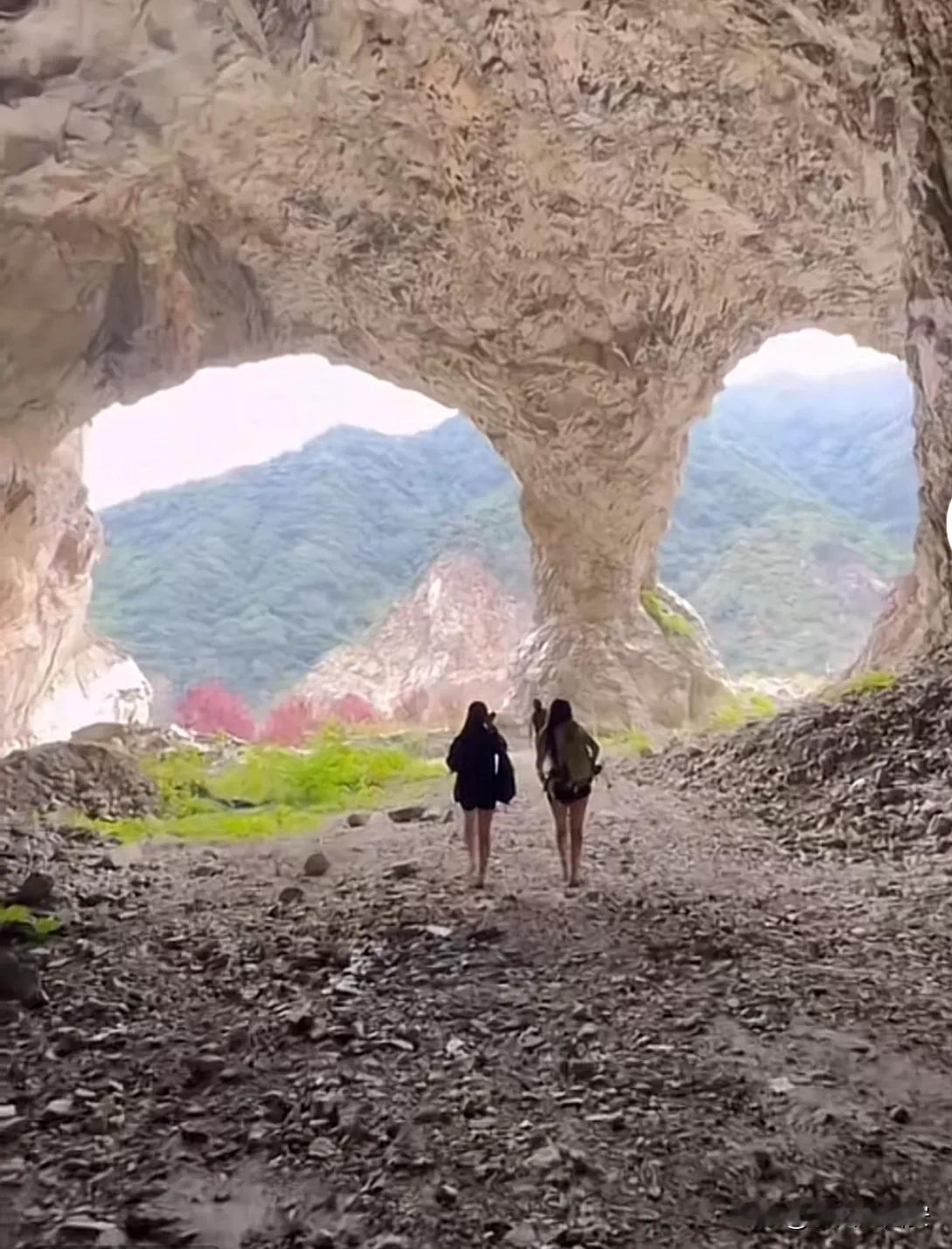 秦岭深处的未知神秘石窟，

洞口犹如巨人的眼睛注视着大山深处。