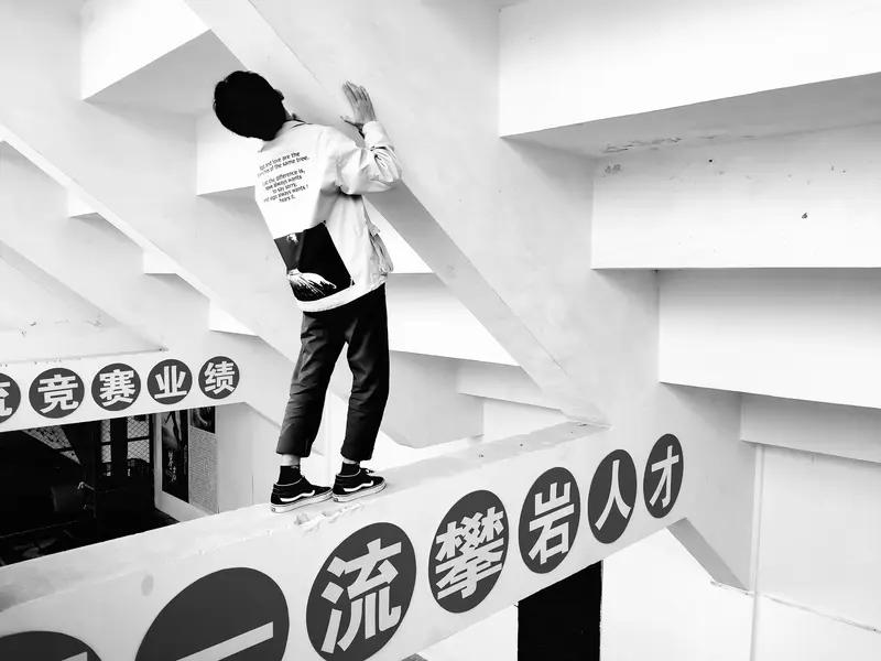 低谷期就像一面镜子，能照出我们的脆弱，也能让我们看到重新出发的勇气。
允许自己先