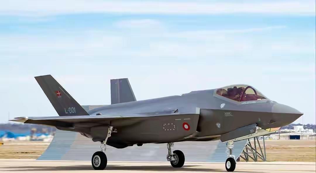 丹麦打响第一枪，特朗普罕见服软