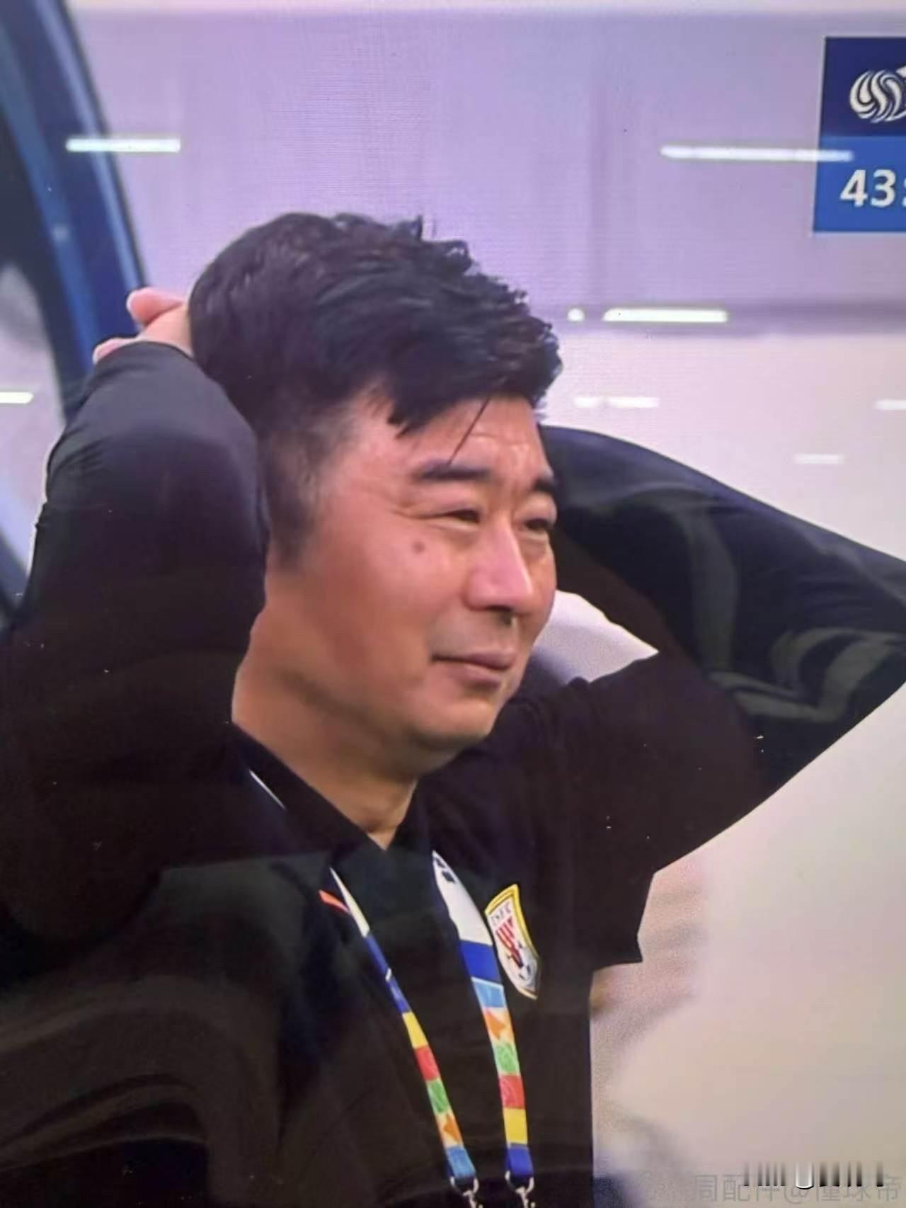 齐鲁德比上半场0:2，相信场边的韩鹏也很无奈，哎，泰山队加油！争口气！