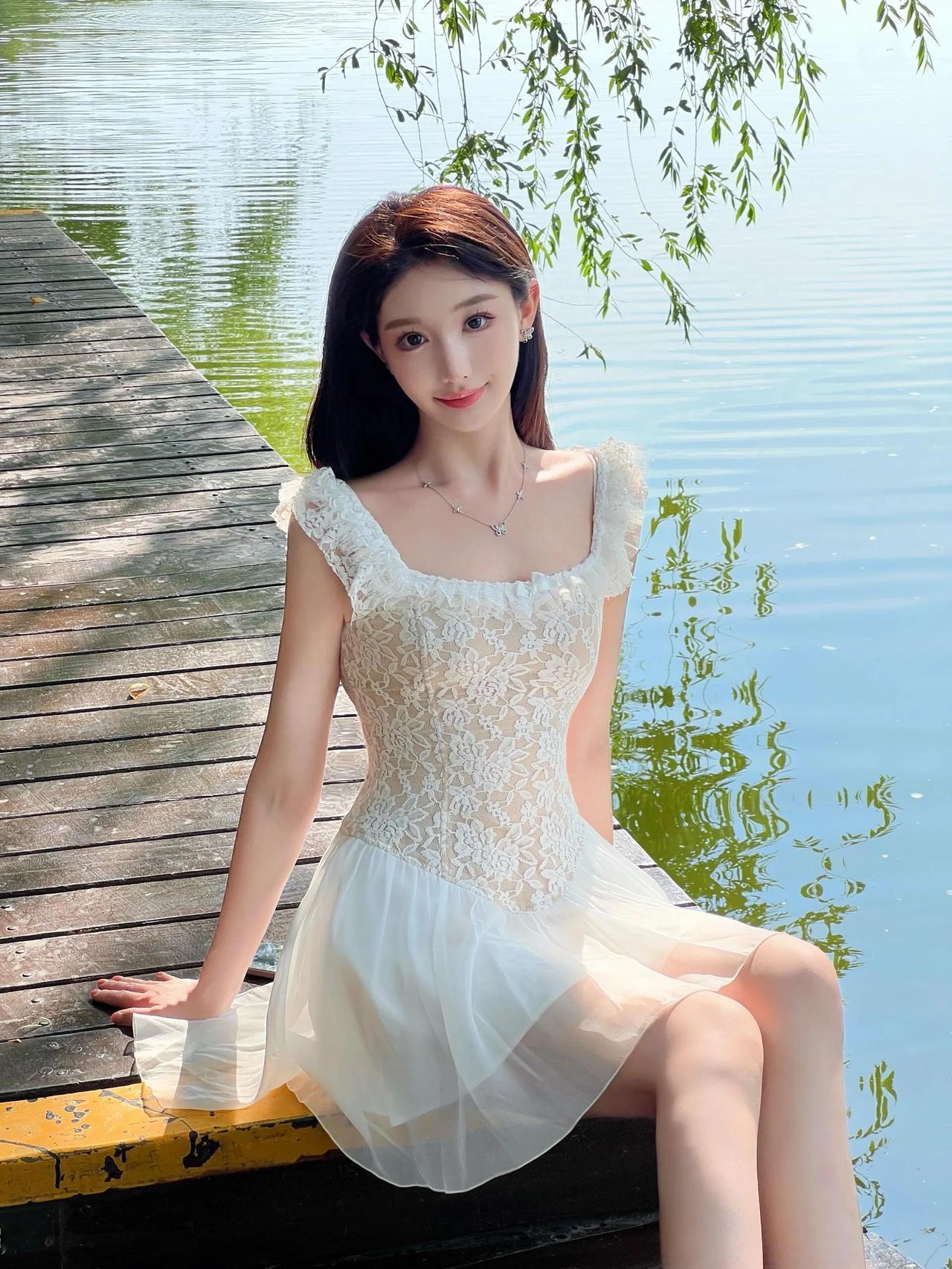 湖畔白裙少女