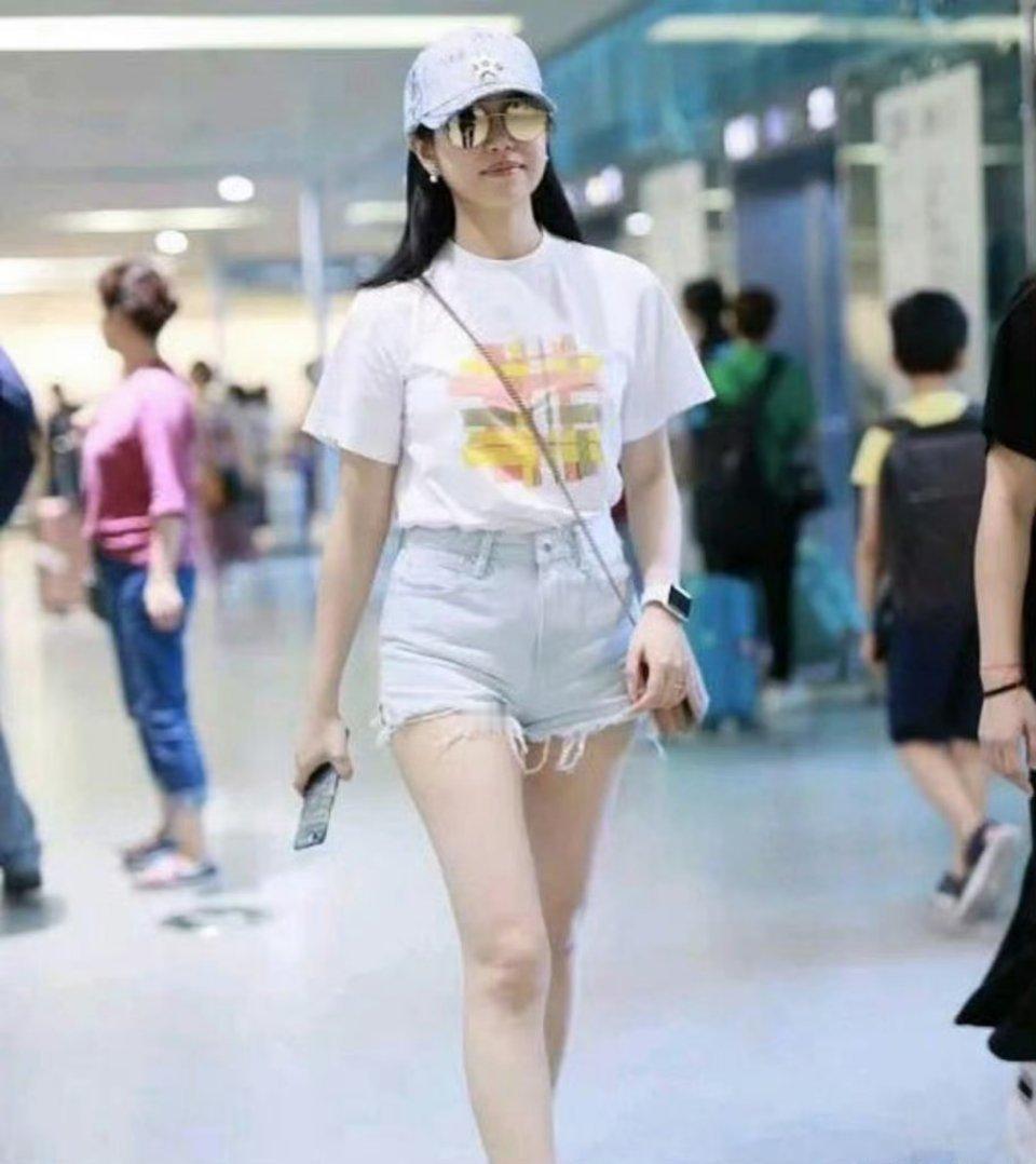 陈妍希果然是肤白貌美大长腿，这笑容太治愈了 