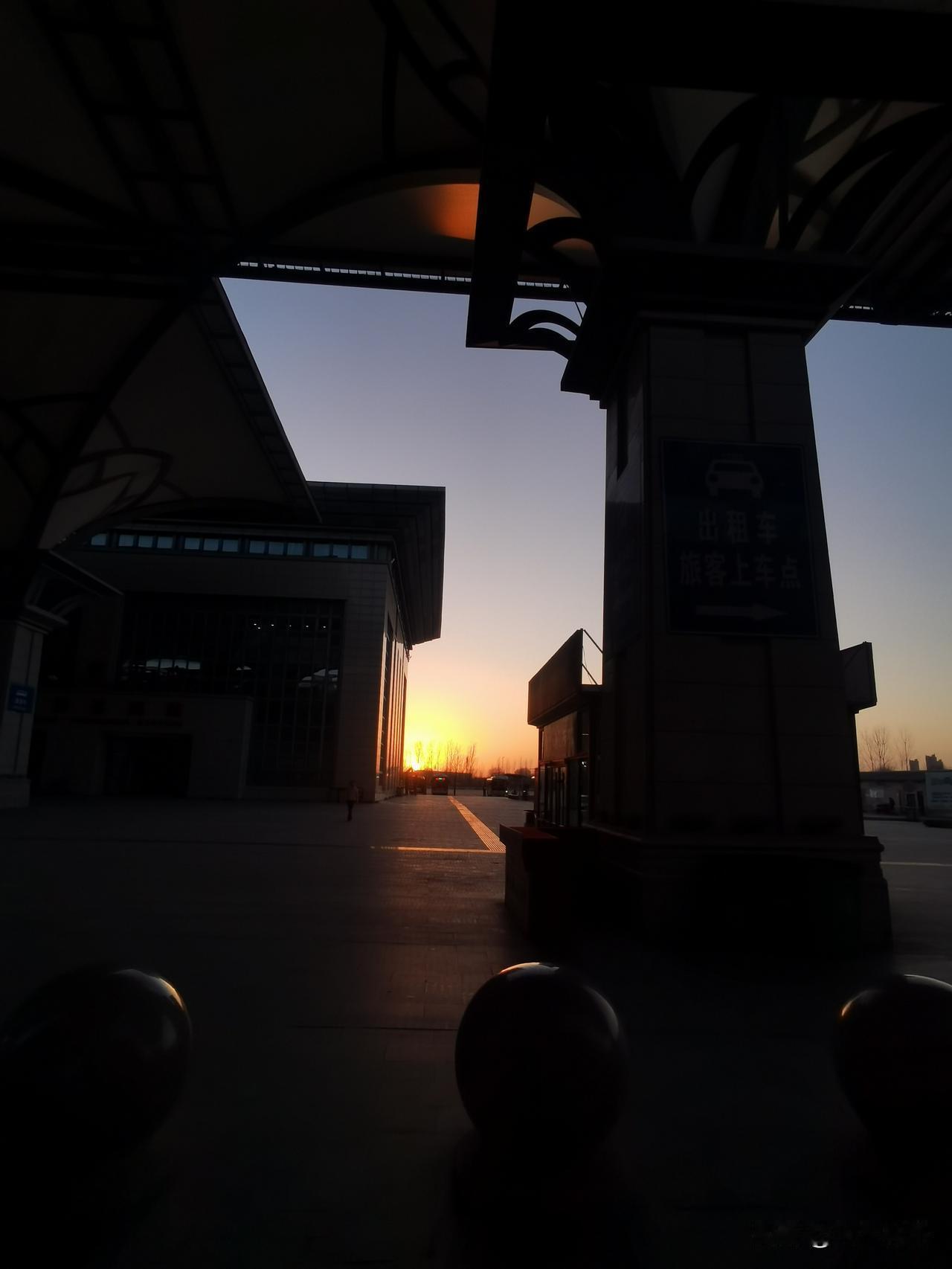 当“蒙眼”和“捂嘴”成为常态

世间黑与白是色调的极限，黑白之间，是广阔的灰度地