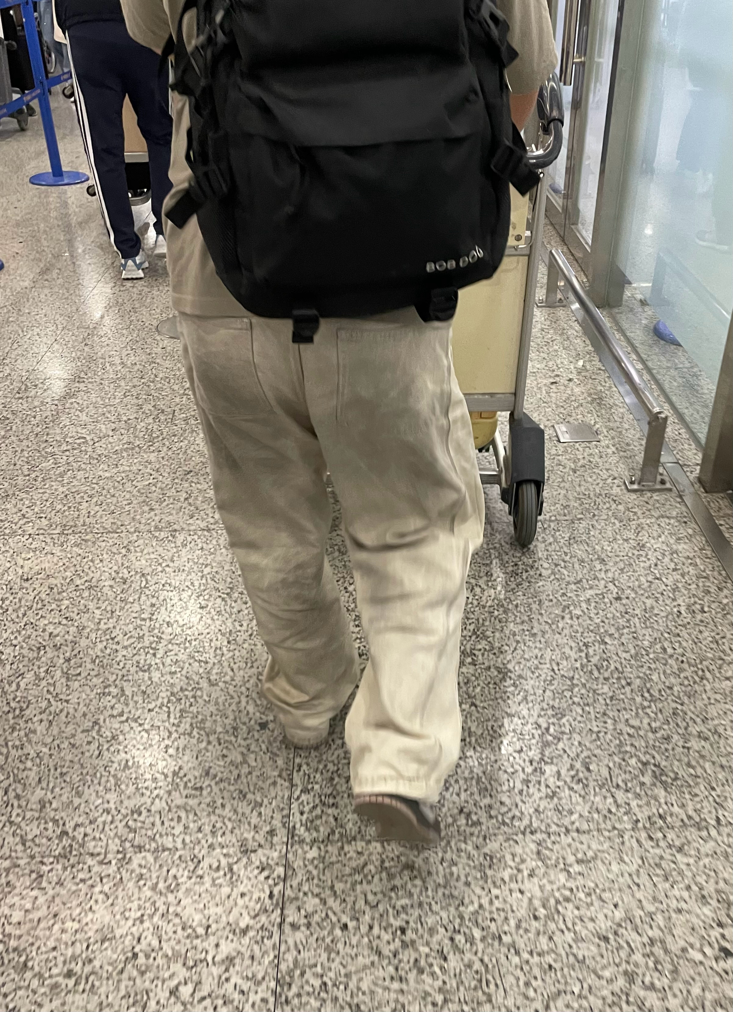 当你看不惯年轻人的时候就说明你老了！这小伙的白裤子穿成这样肯定是“艺术特效“bu