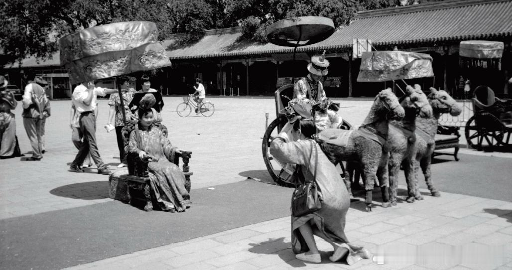 1985年2月游客在故宫前拍照历史影像