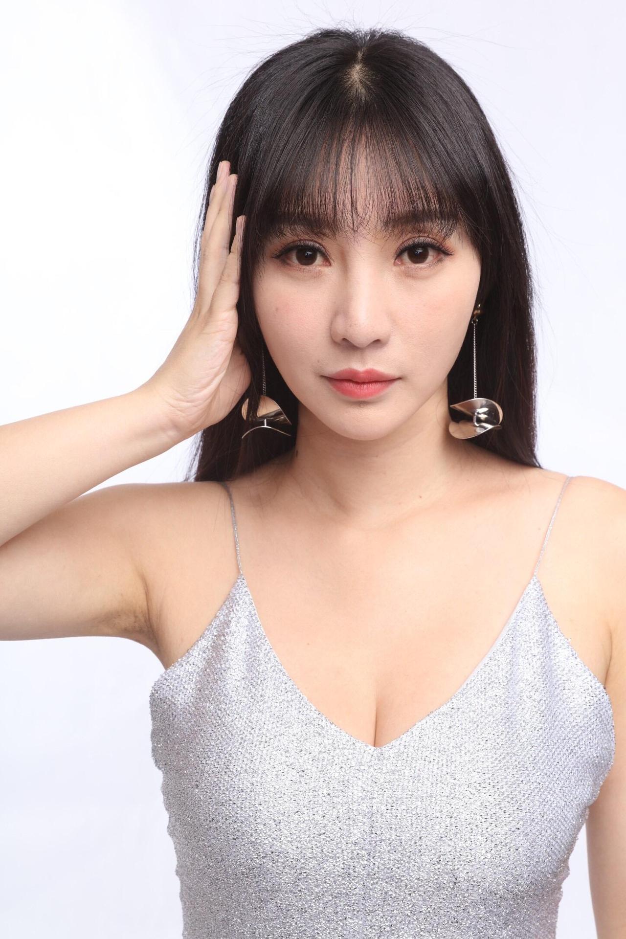 这张图很真实，虽然也化了妆，但没有开十级美颜，所以脸上的瑕疵很明显，雀斑毛孔小粉