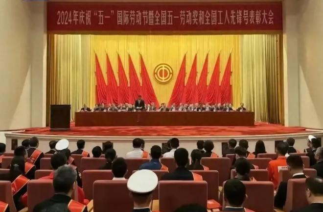 三百六十行行行出状元，在五一劳动奖章活动上有1088人获奖
 
（信息来源:央视