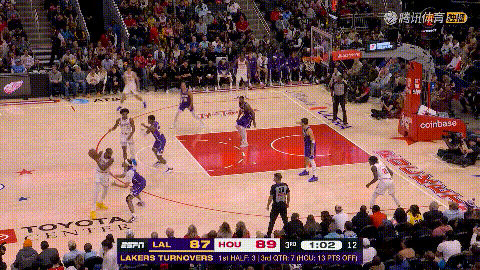 火箭大将芬尼-史密斯真是球队的及时雨！在今天进行的火箭和湖人的焦点战中，当时比赛