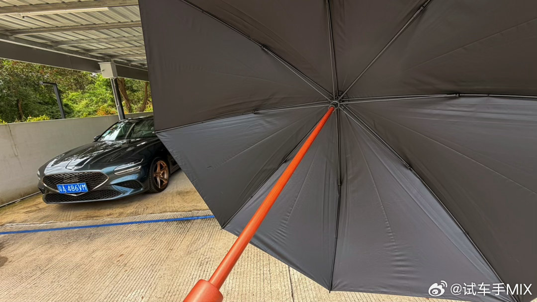 韩宾的积分月底过期，我想着随便换些东西谁知道随手换的雨伞，还挺有质感的伞套摸着都