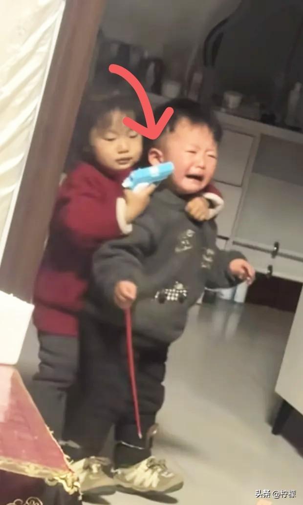 轰动全网的姐姐劫持弟弟后续来了，绑匪已经提要求了。

妈妈急得直跺脚：“快放了你