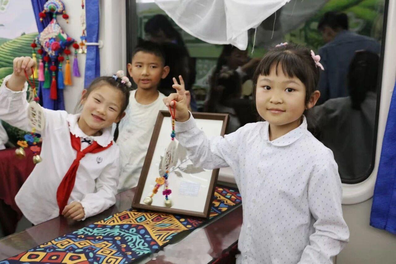 国铁头条【便捷出行再升级！云南铁路上线专列、包车厢定制化服务】为持续提升铁路客运
