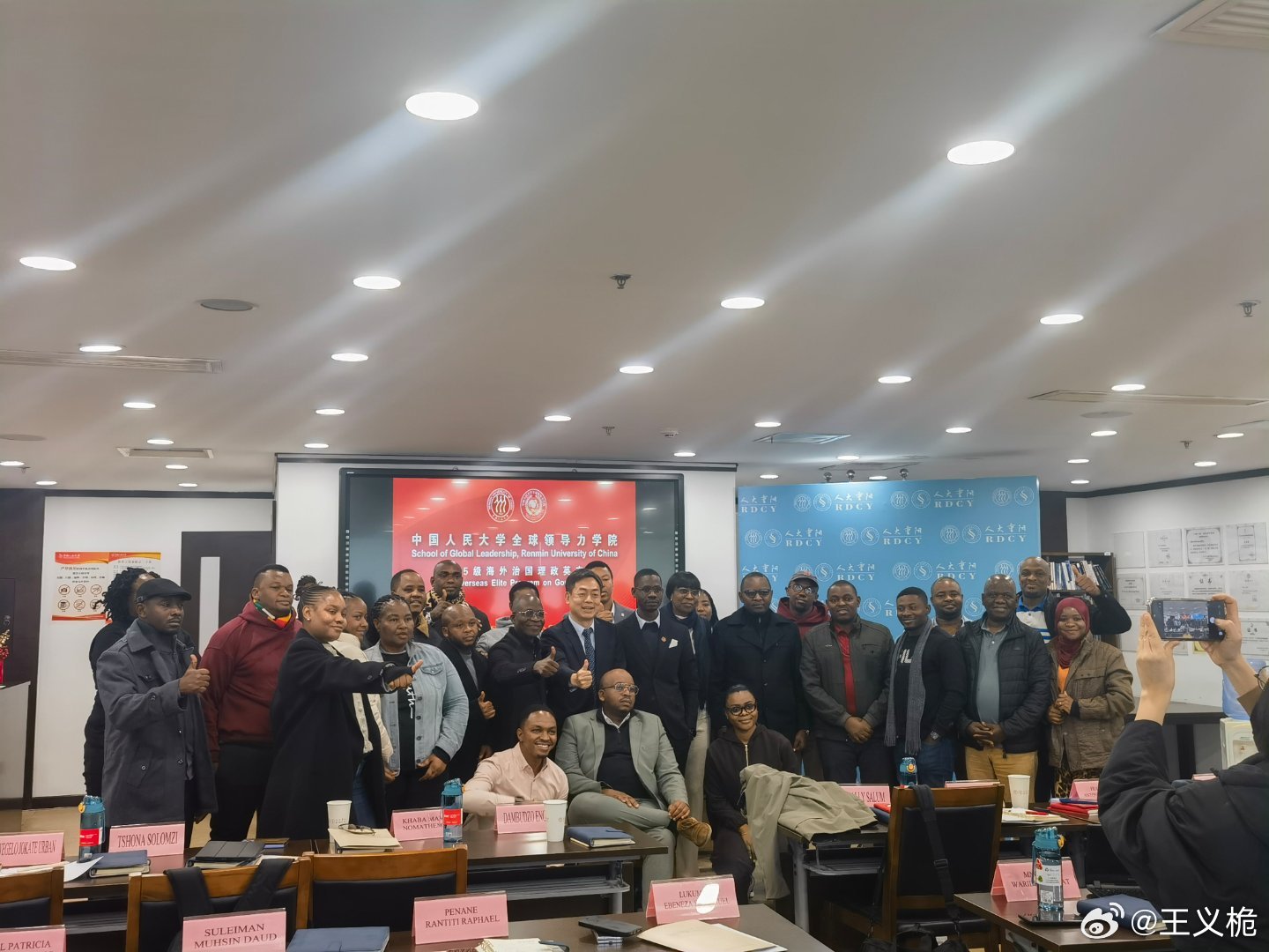 给非洲六姊妹党学员提“D”“H”“L”三点建议：一是“D”（dictionary