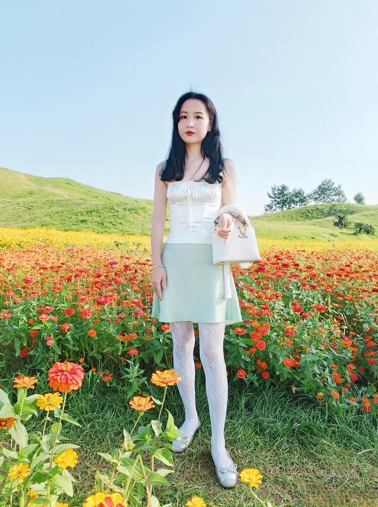 这套是“清新柔美的轻熟田园风”穿搭，适配花海户外场景，温柔与精致感兼具：
 
-