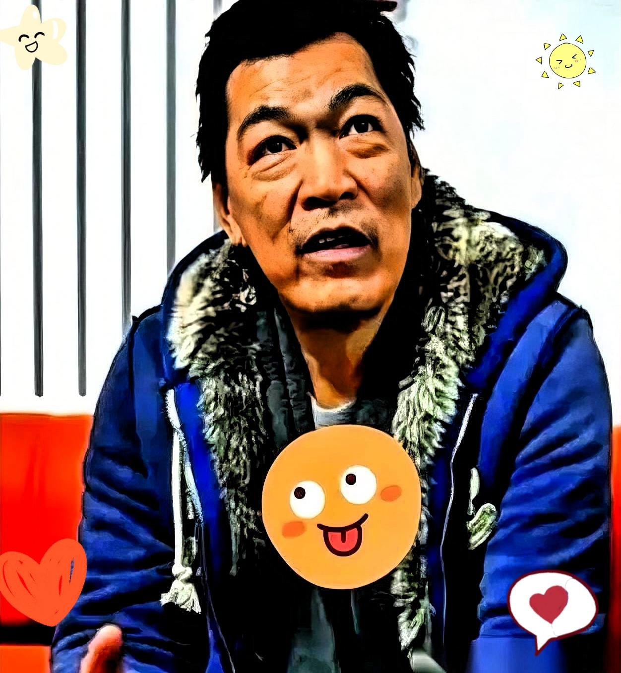 谁能想到，
电影里凶神恶煞、
张口闭口“义气”的大傻哥，
现实中竟是个实打实的“