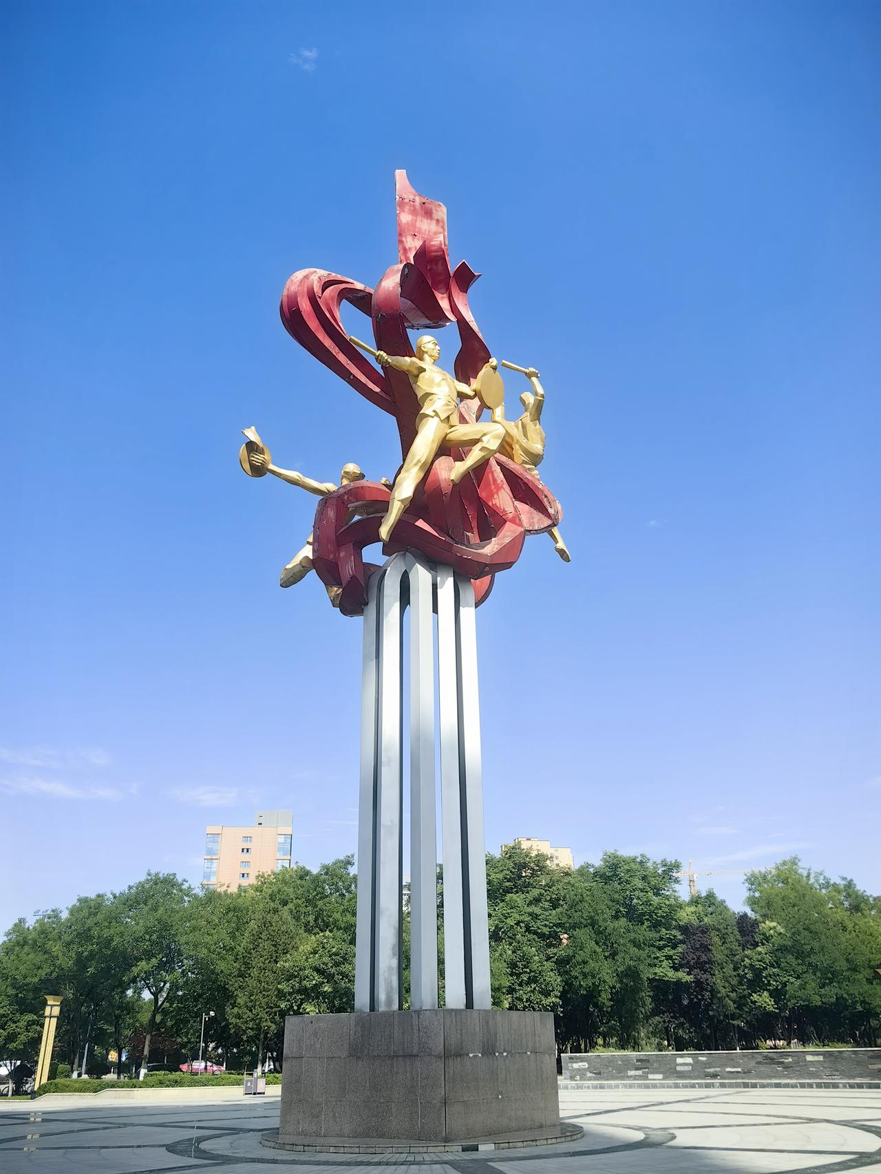 在帕提欧广场边树荫下等人，遇到一只可爱的灰喜鹊

今天古城西安晴天，温度在22°