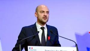 法国外长把美国的军事行动定性了，这场军事行动没有经过联合国的授权，也没有安理会的