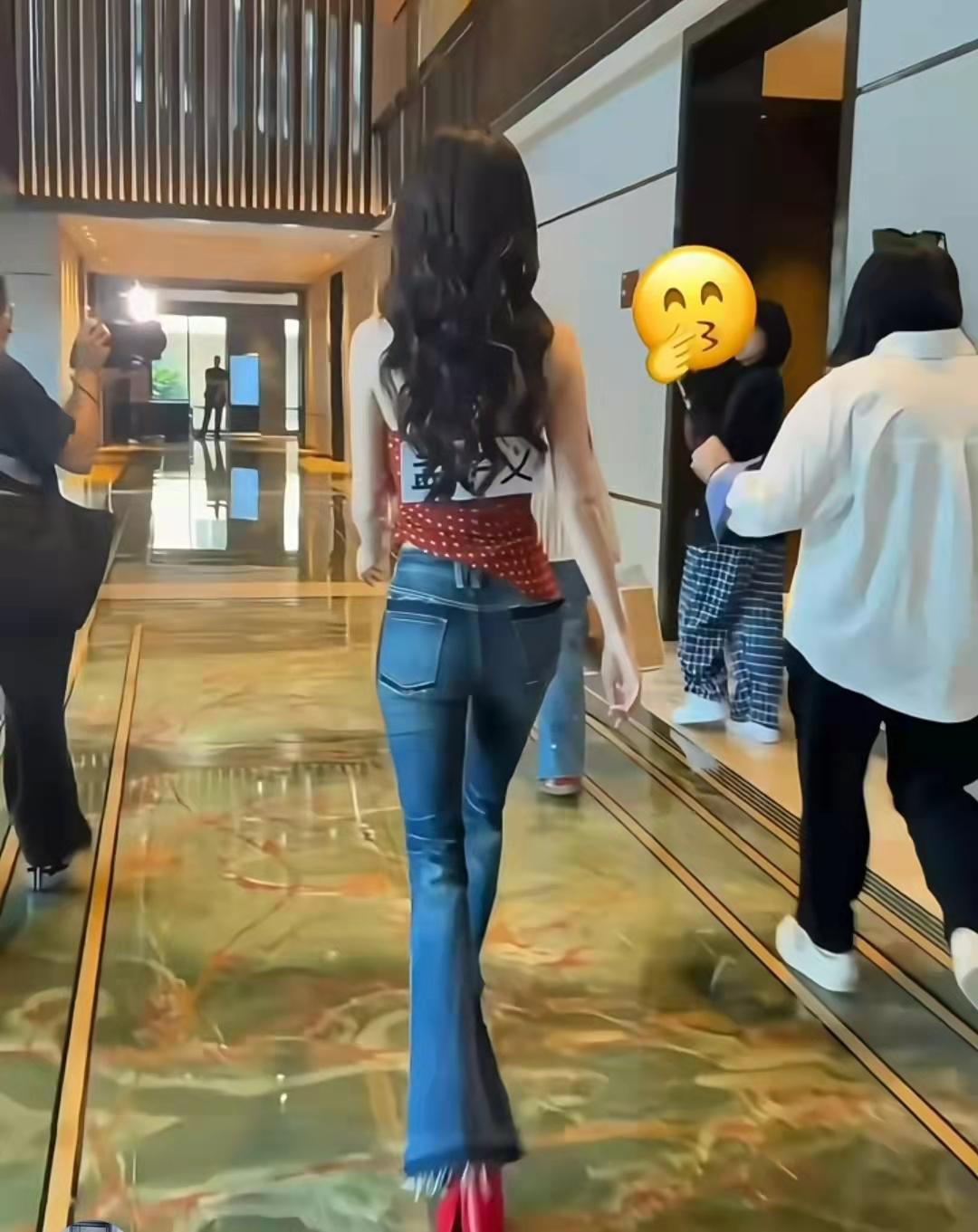 刷到孟子义的线下图，有点好奇，这么瘦洗澡会被自己吓到吗？
背后贴的名牌都比她的腰