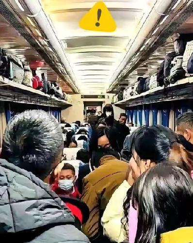 春运绿皮火车爆火：慢车承载的，是最实在的回家路
 
飞机、高铁、大巴都没想到，今