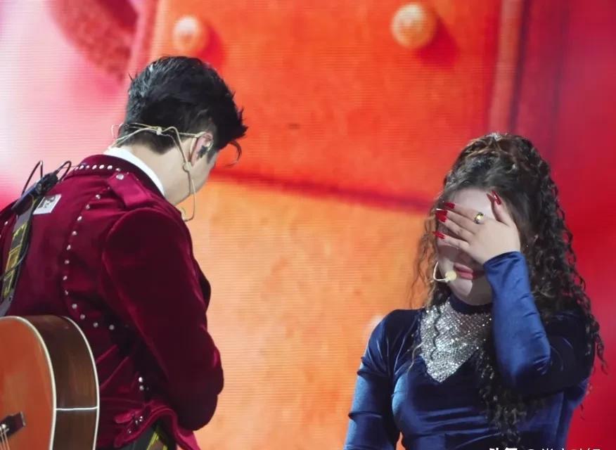 我看到一个数字，180斤。
上一秒，她还是女团C位。
下一秒，她被抑郁症压垮，爆