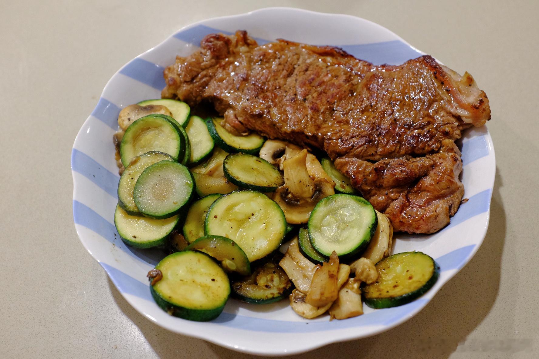 晚上又煎了个牛排🥩🔥，简单好吃蔚蔚的灶披间
