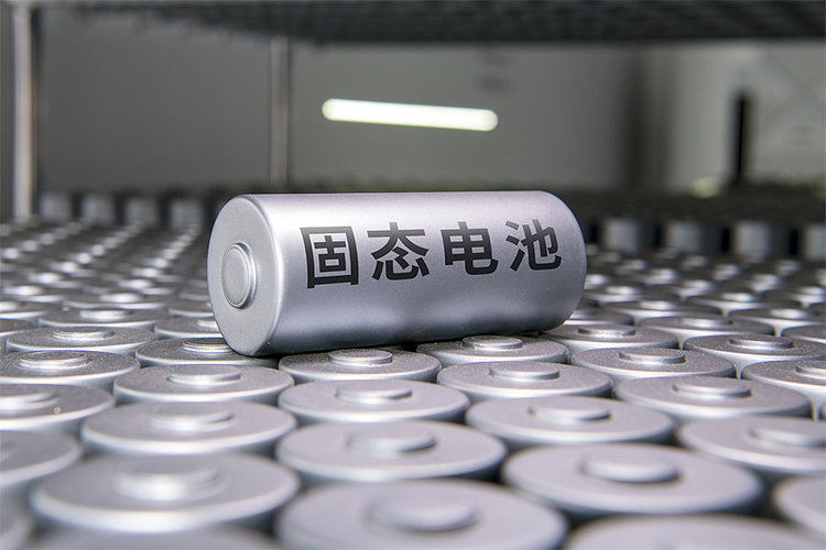 新能源领域，大家都在固态电池。宁德时代董事长曾毓群最近接受采访时，却给行业泼了一