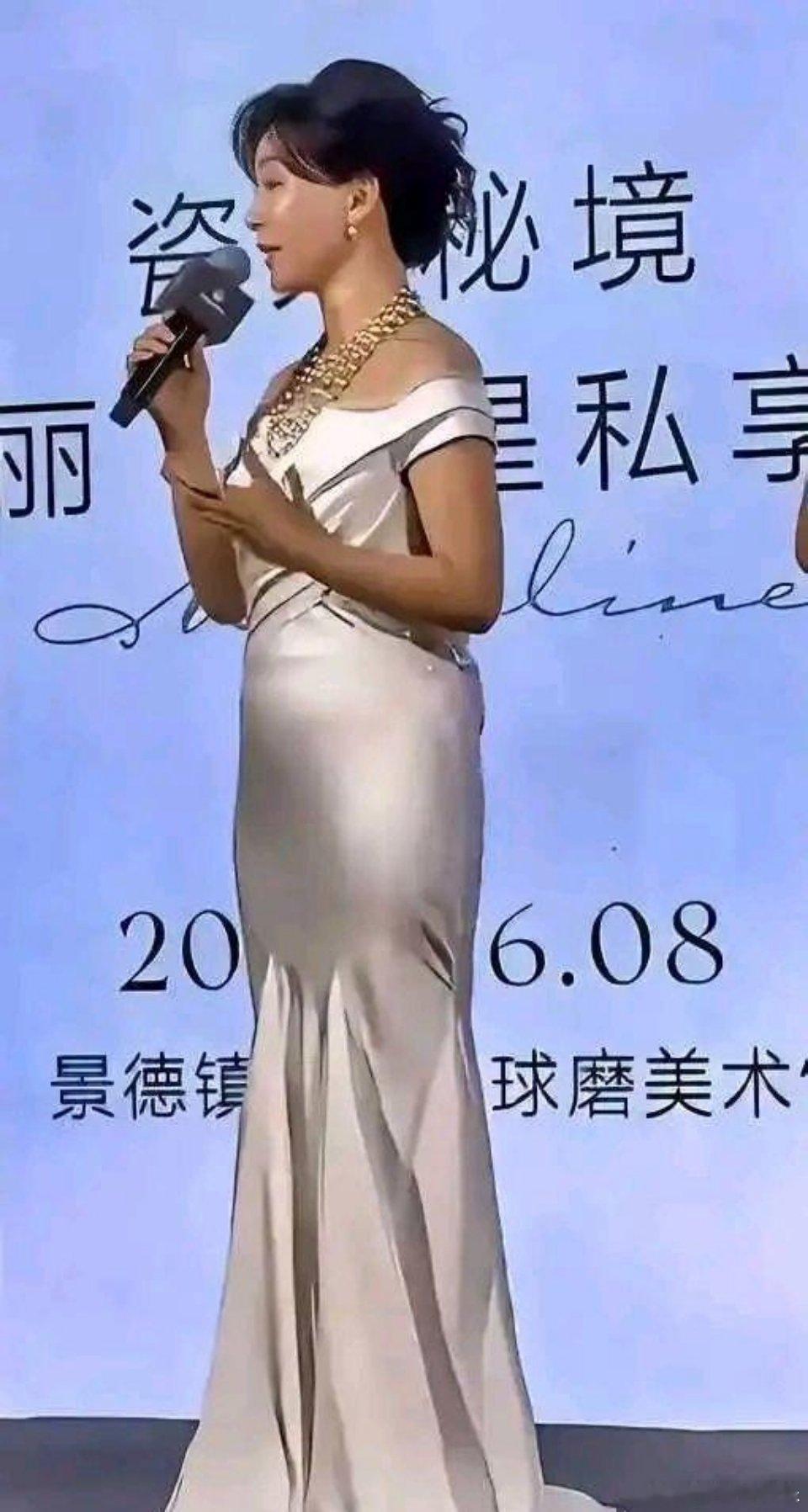 48岁陈数现身活动，小肚腩有点明显，可那气质、那颜值，依旧美得让人移不开眼 ​​