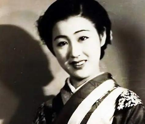 1945年，中国远征军在缅甸意外俘获十余名日军溃兵，团长原欲处决所有战俘，然而战