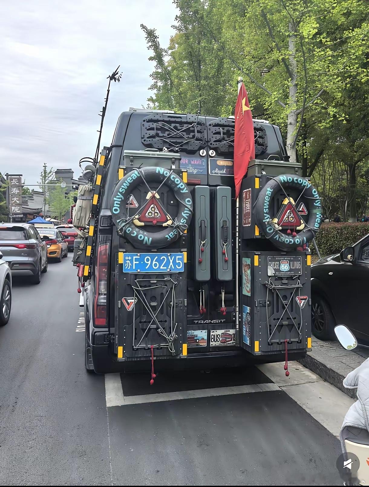 这是啥车呀？咋上面挂满了各种工具呢？好多工具我都没见过，有大神能给解答一下不？ 