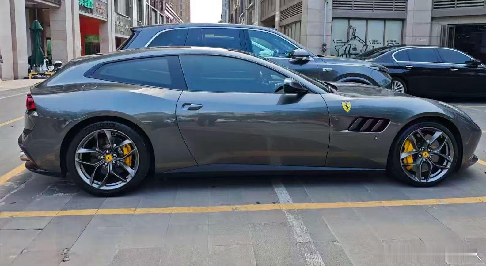 人生不必一味狂奔，也要从容奔赴山海。18出厂18年底上牌法拉利GTC4 Luss