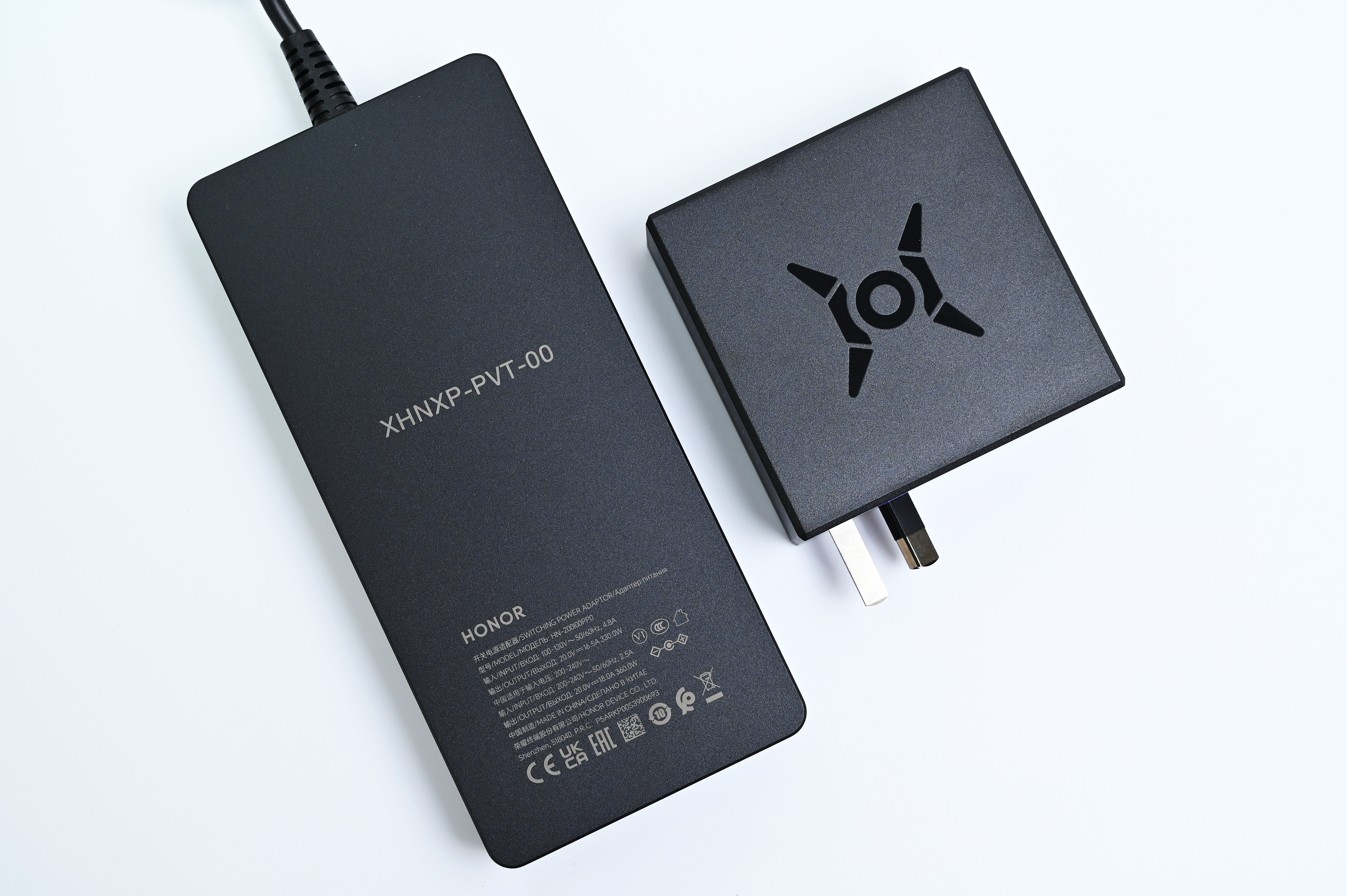 我那个荣耀WIN 游戏本原装配的电源适配器实在是有点重，出门携带就不太方便，所以