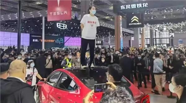 特斯拉车顶维权女车主再审申请被驳回，生效判决：构成诽谤

6月17日消息，近日，